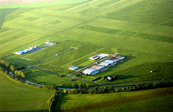 l’aérodrome de Meaux-Esbly - 478.9 ko l’aérodrome de Meaux-Esbly - 478.9 ko